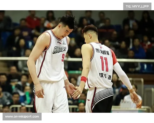 深圳男篮山东备战，女球迷机场偶遇李慕豪激动掩面